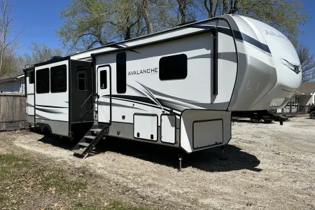 2022 Keystone RV Avalanche Spacious!!!