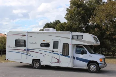 2004 Coachmen Freelander 27' - Great Mid-size RV