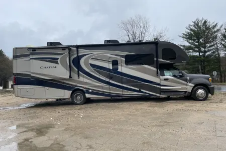 2018 Thor Chateau Super C luxury rv with bath and a half