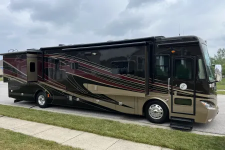 Miles & Memories on 2014 Tiffin Phaeton 40QKH Bunkhouse - IL