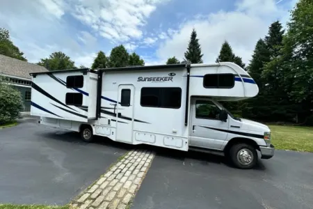 PET & KID FRIENDLY Forest River Sunseeker LE