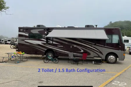 Winnebago Vista 35 Feet (2 toilets / 1.5 bath)