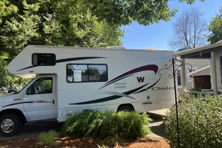 2010 Winnebago Chalet/Dog Friendly, Sleeps 4 comfortably. No Burning Man.