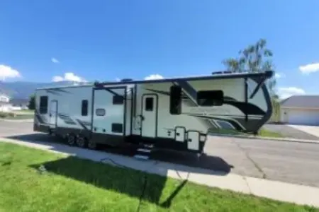 Sleeps 8. Make some Memories in this Keystone Carbon 418 15' Garage