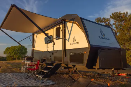 Half-ton towable Sleeps 4 - Two Bunks and Full Queen