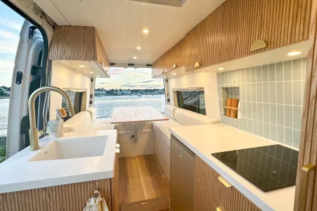 Luxe Cozy Amenity-Filled Campervan