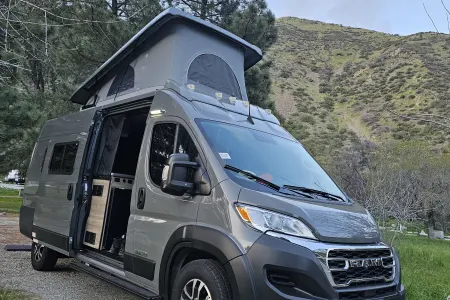 Winnebago Camper Van (Solis 59PX)