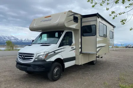 2018 Mercedes Sprinter. 25' & 14mpg!