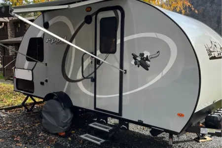 2020 R-Pod,  Sleeps 4, Dry weight is 2800, can be pulled by certain SUVs.