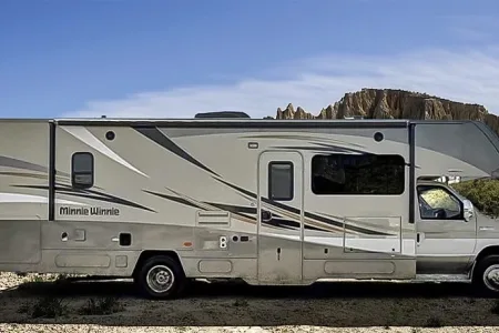 2017 Winnebago Minnie Winnie 31G - Fully Equipped and Ready for Adventure