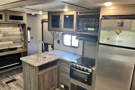 2022 Zinger 328sb