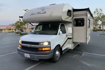 Very Clean RV! 2017 THOR Four Winds 24 ft. Good Size. Easy to Operate!