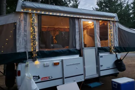 Easy-to-tow, Great for Families! Pop-up Camper sleeps 5