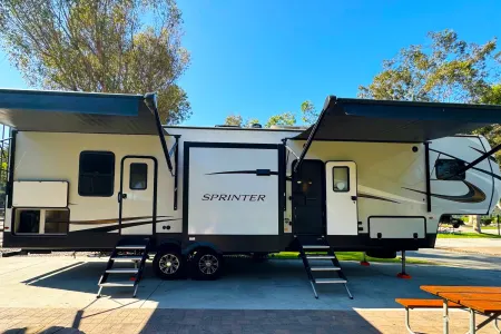 Amazing RV - 2 Bedrooms, 1.5 Baths, Fully Equipped!!