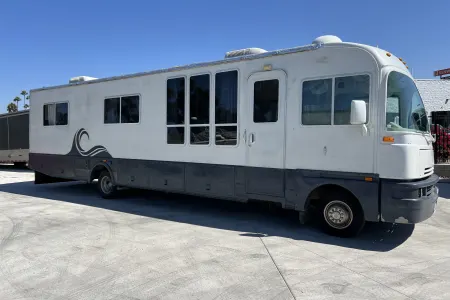 RV Surfs Luxury: King, Sleeper Sectional, 'GOT-TO-SEE' 4-Door Fridge & TV