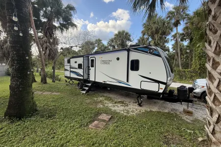 2024 Coachmen Freedom Express Ultra-Lite 320BHDSLE