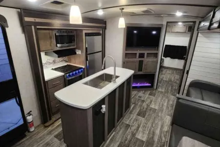 "YHOW" MEET SUNSET, OUR LUX 2 BEDROOM 2 BATH RV