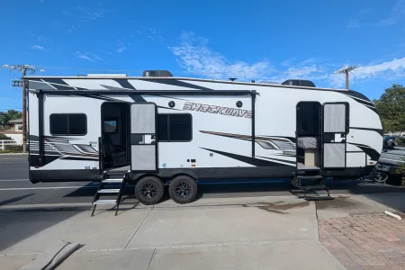 2024 35ft Shockwave Can drop off and pickup in Socal