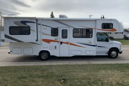 Little Missy's Forest River Sunseeker 2700DS Class C