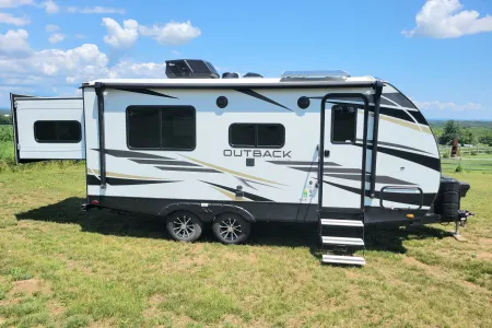 Cozy Outback Adventure Rig- King Bed, Bunks & More!