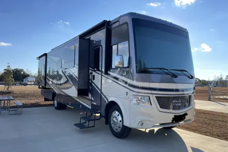 2020 Newmar Canyon Star Luxury Motorhome, sleep 5, with Washer and Dryer