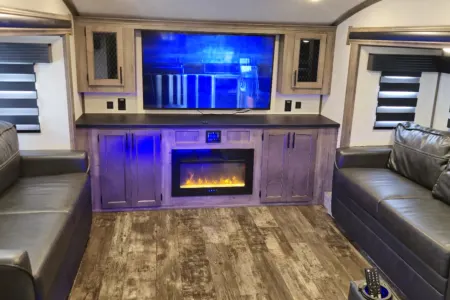House on Wheels 1.5 baths King bed 5 slides Outdoor kitchen