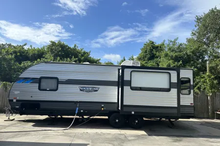 ROAMING RETREAT, FULL KITCHEN, BEDROOM, BATHROOM