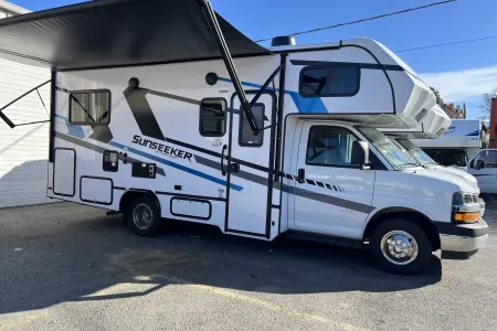 2025 Forest River Sunseeker 2250 ( Bedroom slide) 24′ (2F)