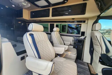 ULTIMATE TOYS LUXURY RV 10 PAX FULLY LOADED BATH/KITCHEN/ENTERTAIN