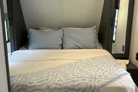 Cozy Lake Camper