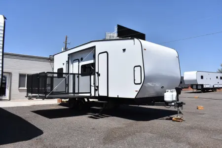 Extravagant OFF GRID toyhauler, sleeps 5, built for DRY CAMPING!