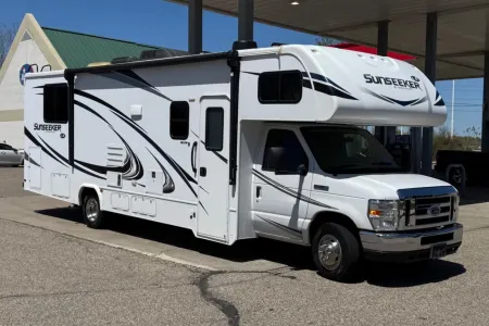 'Sally' Spacious w/ Outdoor speakers