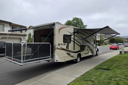 2016 Thor Motorcoach Outlaw with back patio