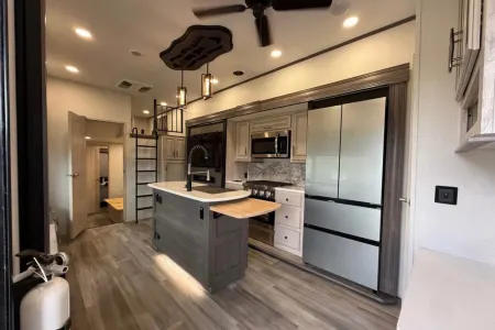 Luxury Glamping on Wheels (Pet Friendly)