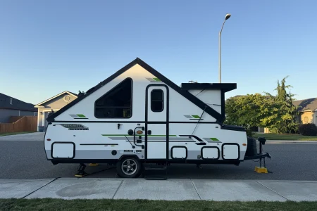 The Pine Peak Getaway- w/off grid set-up!