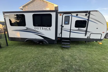 Outback 260UML!! Perfect for couples and/or small families!!