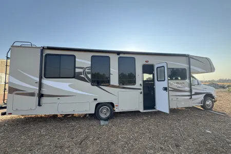 Adventure-Ready Coachmen Leprechaun – Sleeps 8!