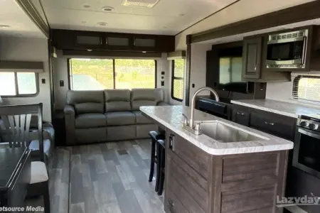 Luxury on the Go! 2023 Shasta Phoenix Lite 5th Wheel - Sleeps 4