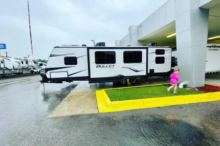 Sleeps 10! 2022 Keystone Bullet Ultralite 287QBS! We deliver! Has it all!