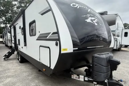 Spacious Bunkhouse Camper - Outdoor Kitchen
