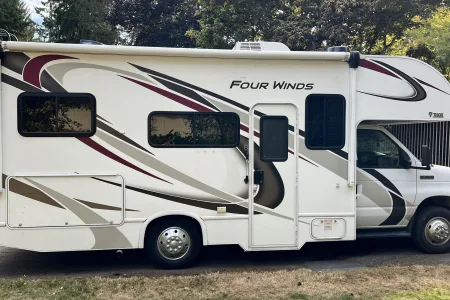 25 ft Seats / Sleeps 5, comfortable all amenities Class C RV