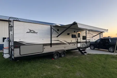 Fully Loaded North East Wisconsin Camper - Sleeps up to 10