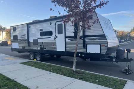 Fully equipped 2022 Modern Coleman 33ft | Sleeps 9 with Slide-Out Comfort!