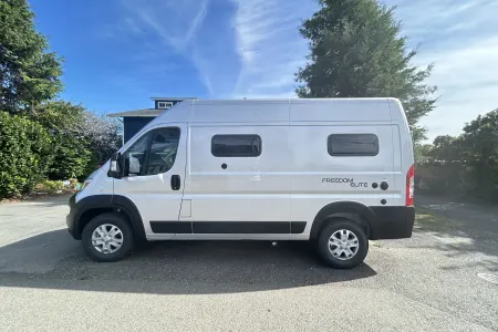 Pet Friendly Camper Van- 18 foot Thor Freedom Elite