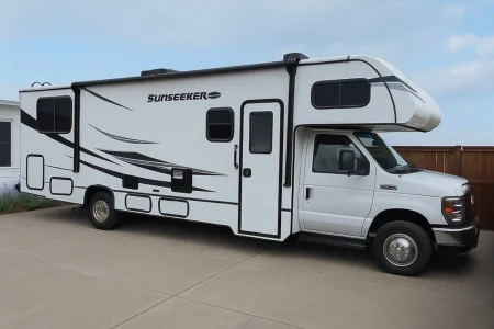 28ft Class C Sunseeker RV with Leveling Jacks