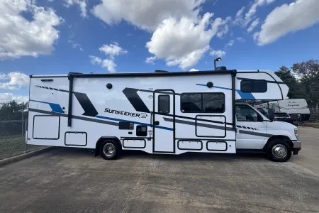 NEW 2025 CLASS C *Sleeps 7 *Unlimited Miles/Generator + All Amenities!*