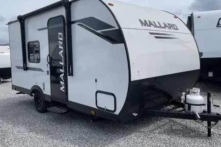 Family -friendly 2025 Mallard travel Trailer . Sleeps5- easy to tow