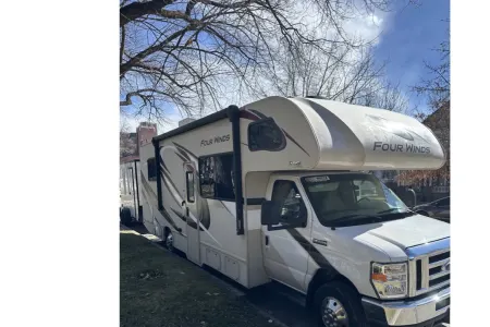 Felicity's Funhouse 2020 Thor Four Winds 28Z