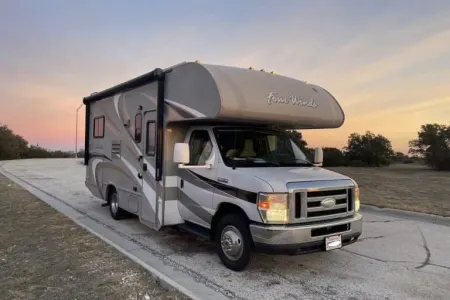 Thor Four Winds with Solar Power (Clean | Easy to Drive | Pet Friendly)