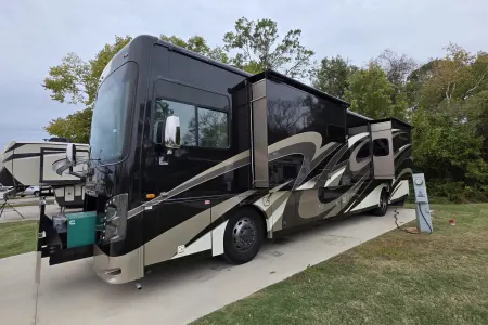 41ft. Class A Diesel Pusher bunkhouse w/ 2 full baths + washer & dryer